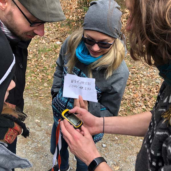 Frau bei der GPS-Schatzsuche