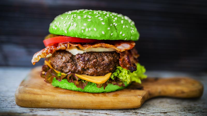 Monsterburger mit grünem Brötchen